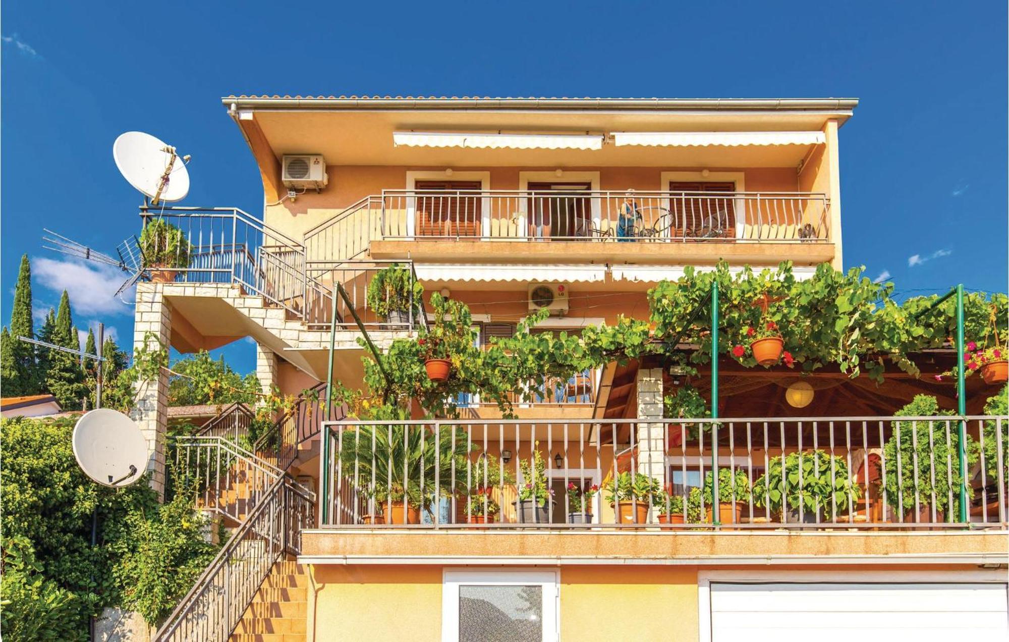 2 Bedroom Gorgeous Apartment In コストレナ エクステリア 写真