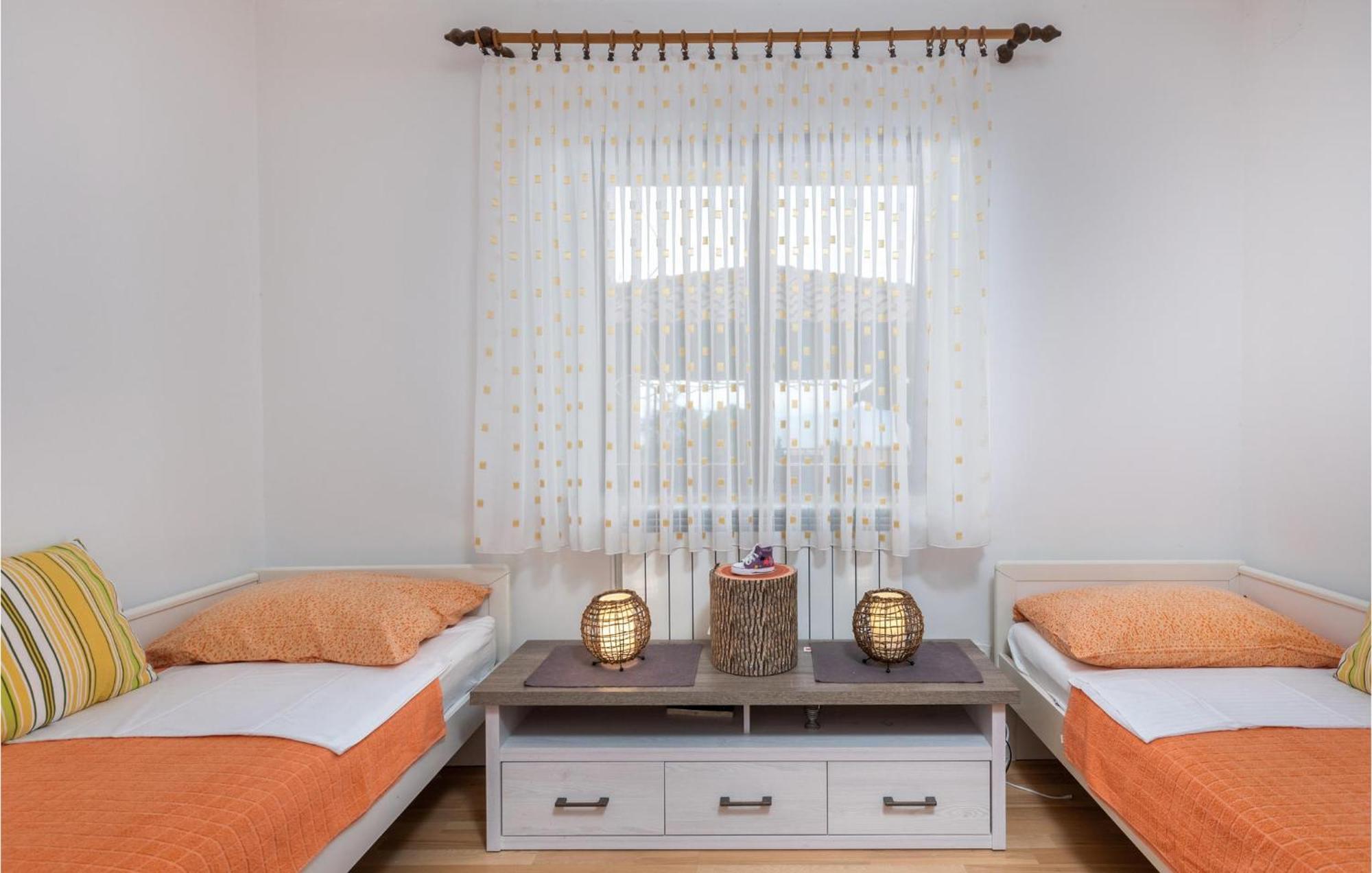 2 Bedroom Gorgeous Apartment In コストレナ エクステリア 写真
