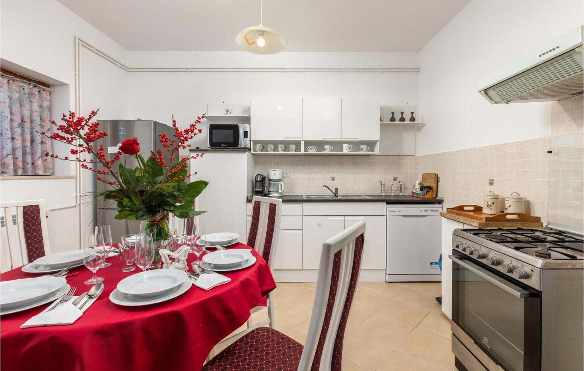 2 Bedroom Gorgeous Apartment In コストレナ エクステリア 写真